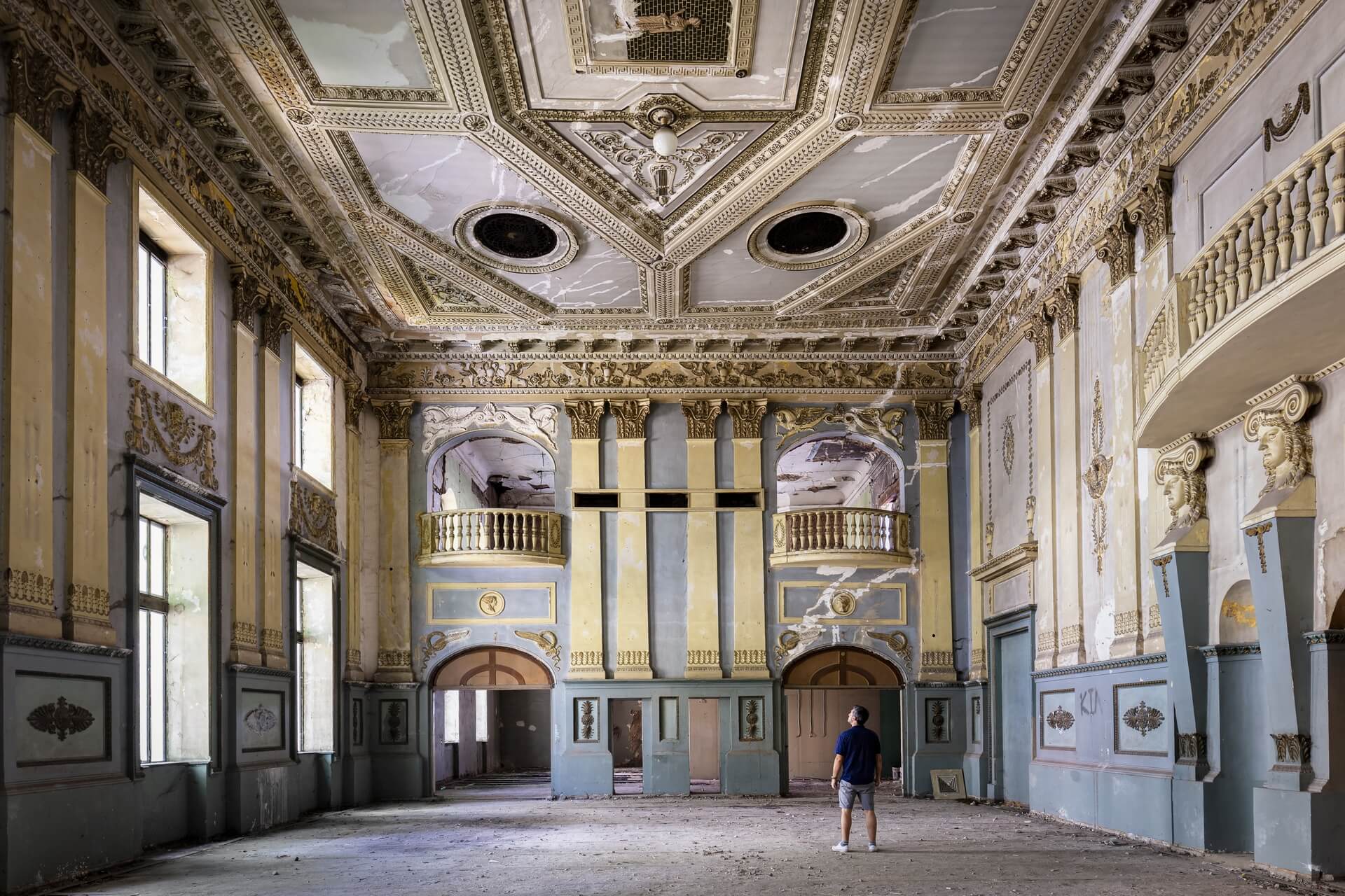 fotografo-se-encuentra-en-un-salon-de-club-abandonado-en-tbilisi-georgia (1)